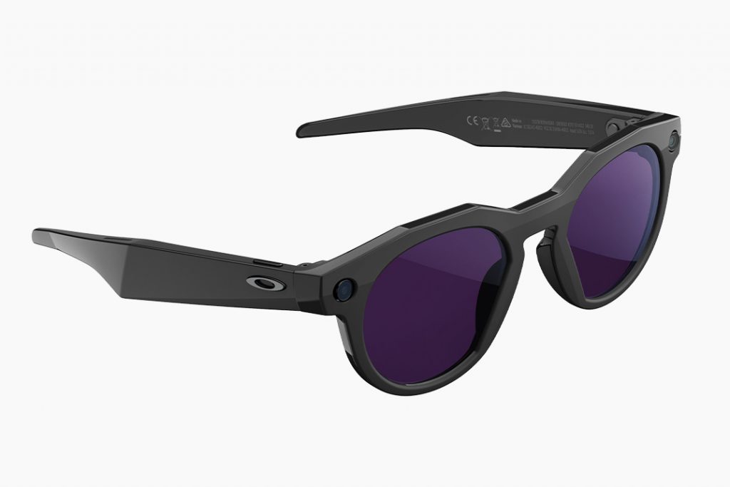 Oakley Meta Glasses deliver 8-hour battery life for full-day content creation.